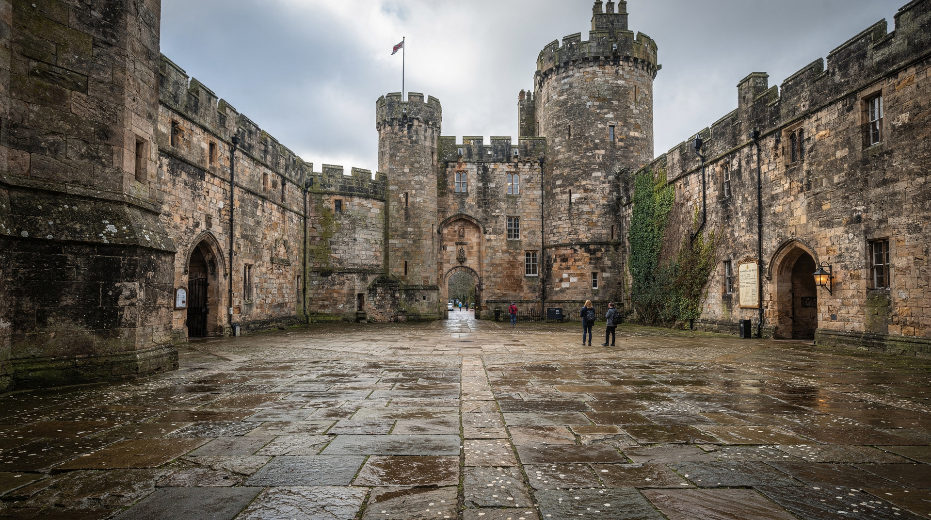 Alnwick Castle: der echte Harry-Potter-Drehort — Alnwick Castle – wo Quidditchszenen aus Harry Potter gedreht wurden. Touren ab E