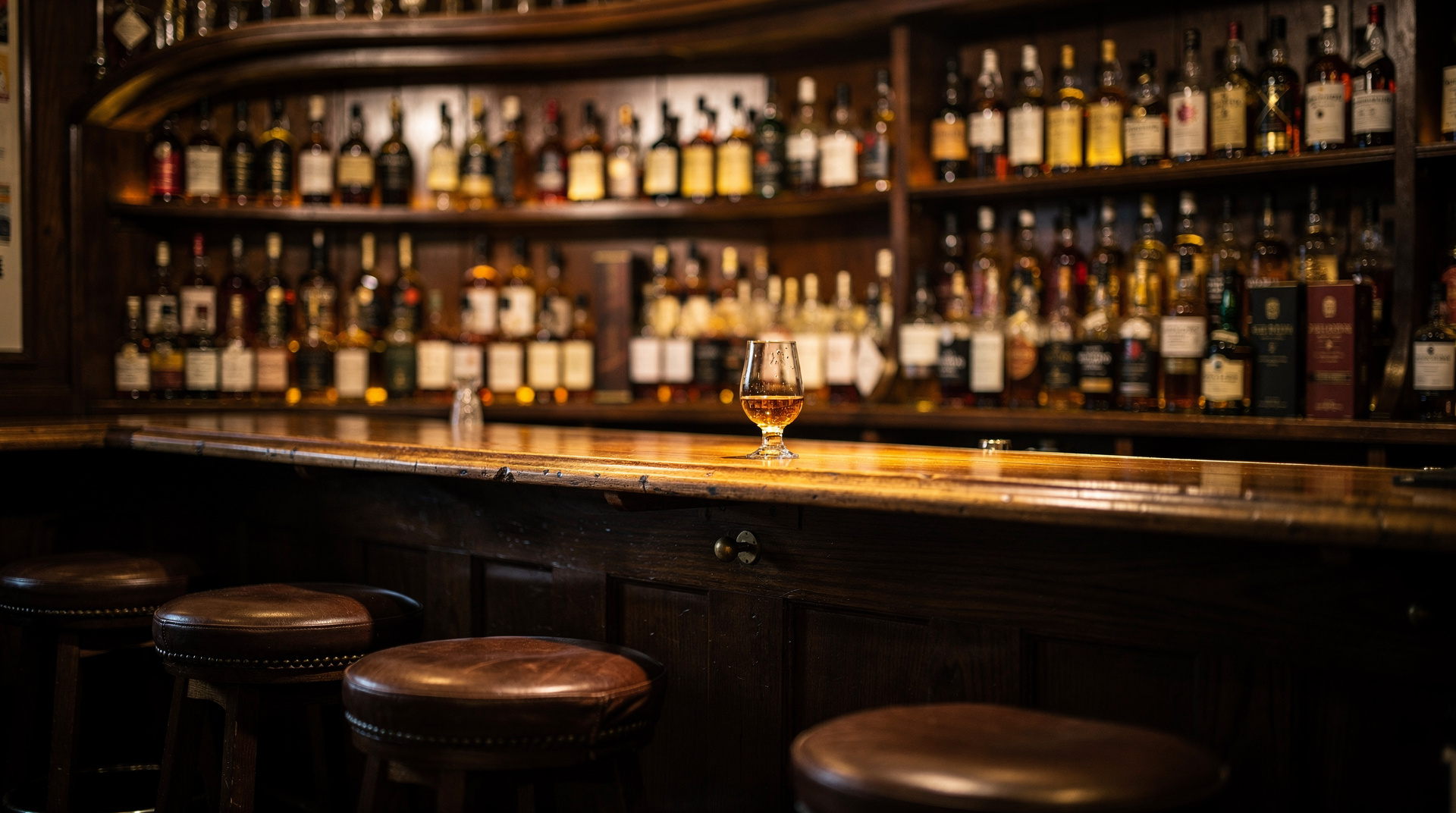 Die besten Whisky-Bars in Edinburgh: wo Einheimische wirklich trinken