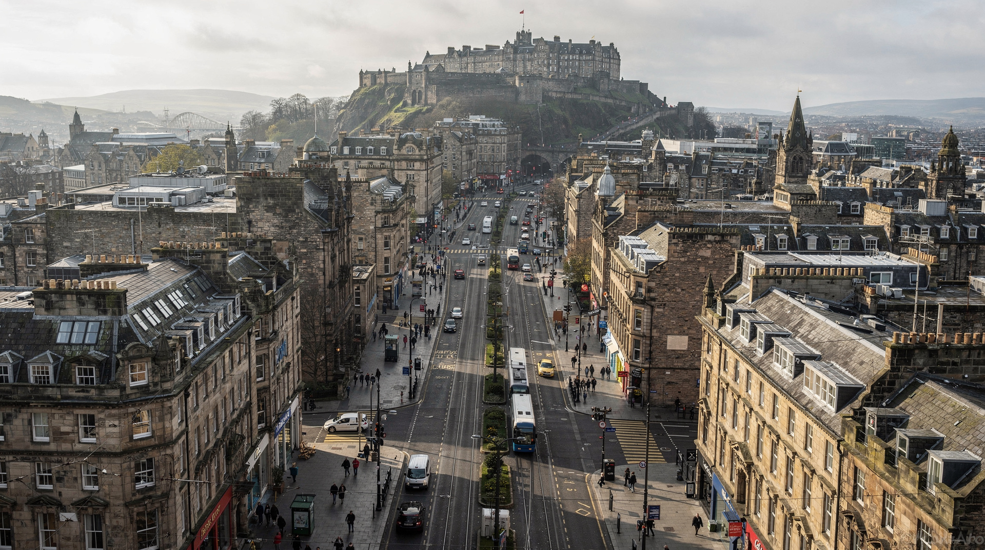 Braucht man in Edinburgh ein Auto? Ehrliche Ratschläge für Besucher — Braucht man in Edinburgh ein Auto? Ehrliche Antwort: nein. Parken kostet £25–35/