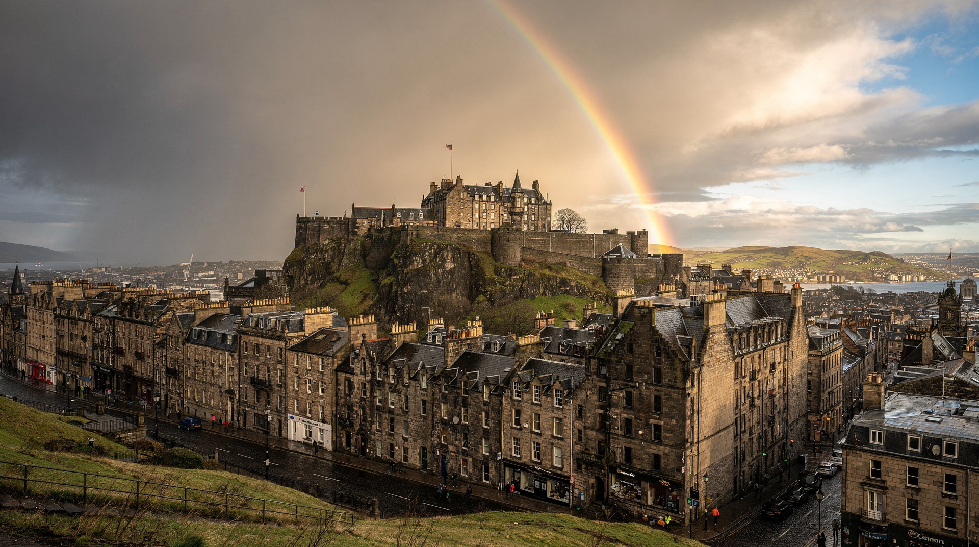 Edinburgh Wetterleitfaden: Was man jeden Monat erwartet — Edinburgh Wetter Monat für Monat: Temperaturen, Niederschlag, Tageslicht und was