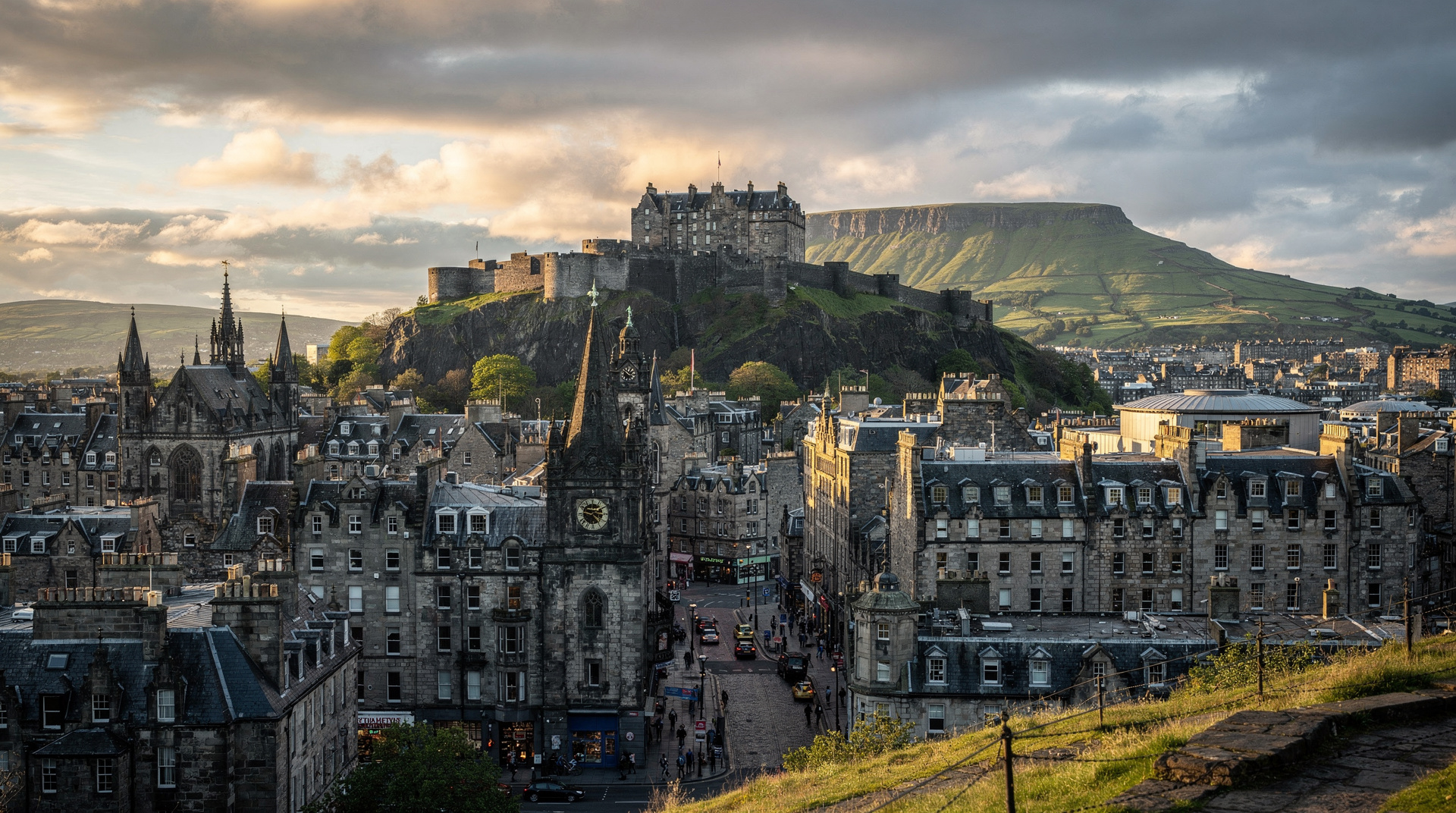 Edinburgh-Skyline mit Edinburgh Castle auf dem Felsen in der Abenddämmerung