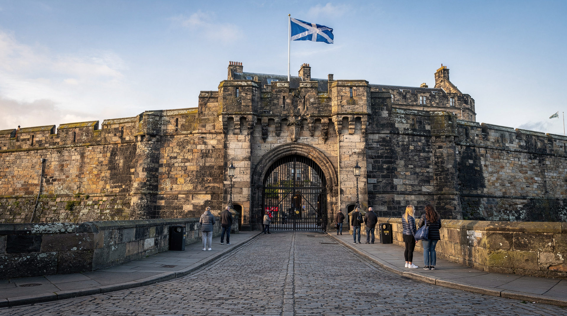 Edinburgh Castle tickets and tours: which option is right for you? — Compare Edinburgh Castle guided tours, fast-track entry and combo options. Hones