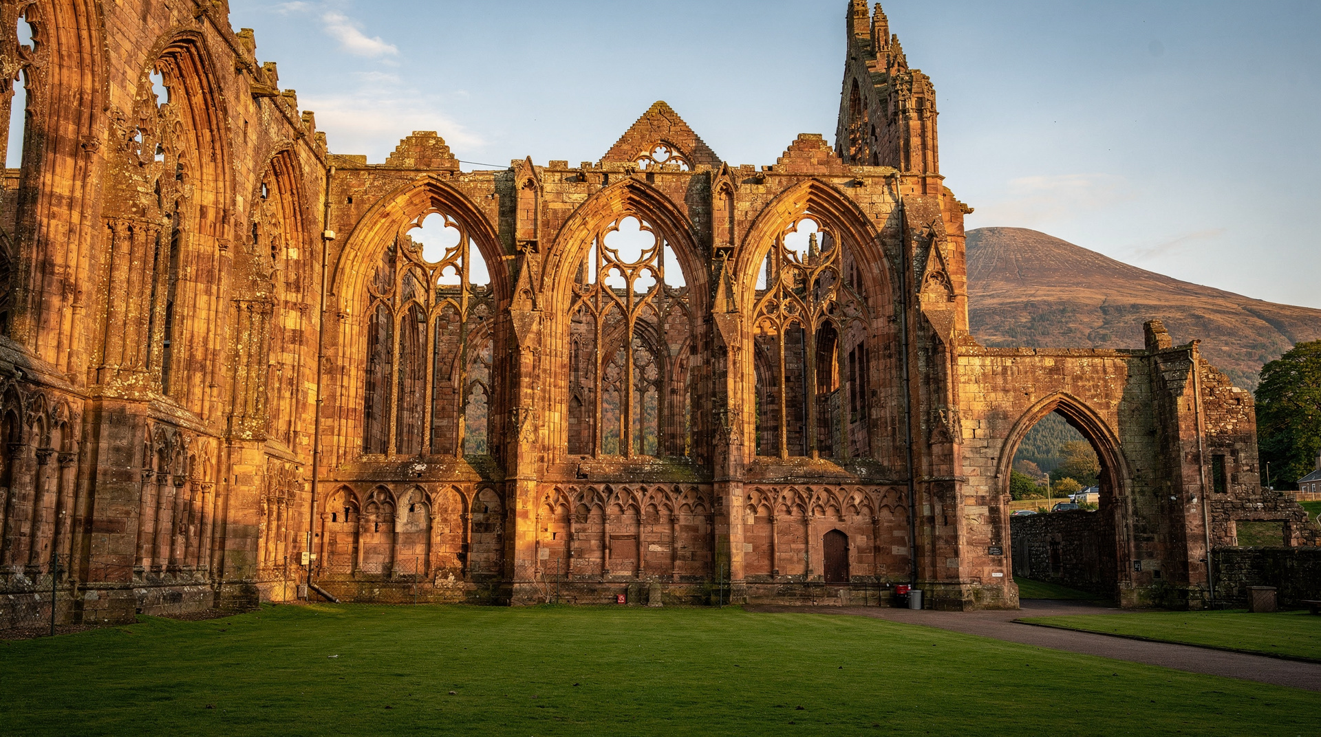 Rosslyn Chapel and the Borders: all day tours compared — Comparing Rosslyn Chapel and Scottish Borders day tours from Edinburgh: small gr